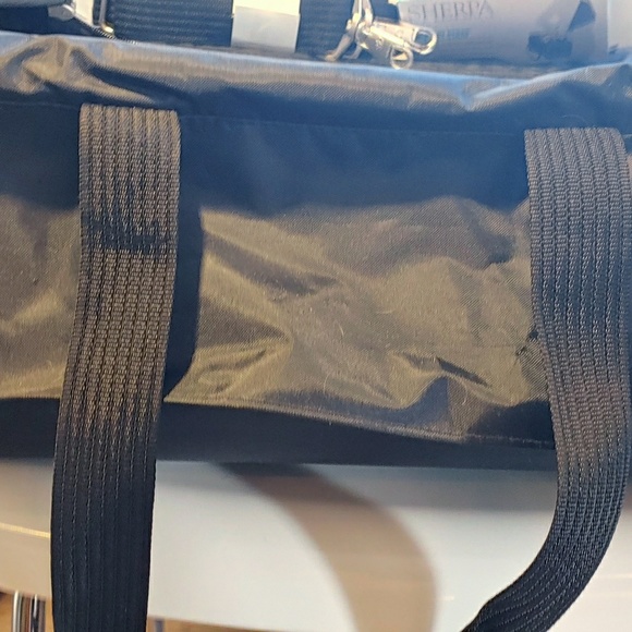 Large Sherpa Wheeled pet carrier with extra strap - Picture 2 of 7